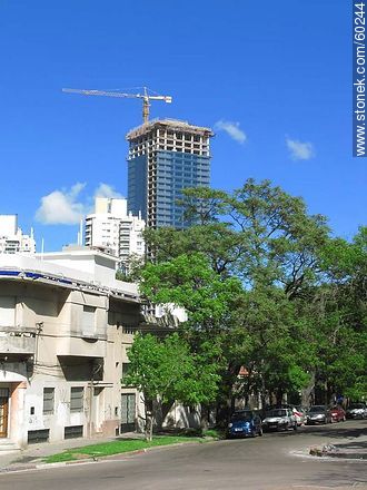 Última etapa de la construcción de la fachada del WTC4 (2011) - Departamento de Montevideo - URUGUAY. Foto No. 60244