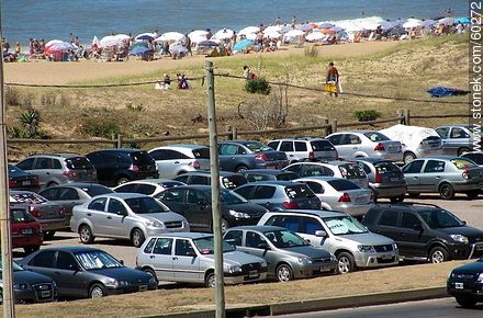 Estacionamiento de autos en playa Brava - Punta del Este y balnearios cercanos - URUGUAY. Foto No. 60272