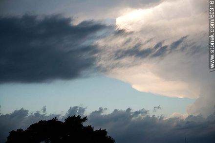 Cruce de nubes a distinta altura -  - IMÁGENES VARIAS. Foto No. 60316