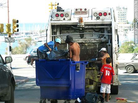 Niños recolectores de residuos en un camión de la intendencia en la rambla del Buceo -  - URUGUAY. Foto No. 60374