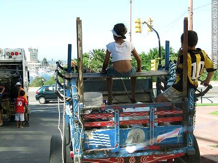 Child waste pickers on a horse drawn carriage on the promenade of Buceo -  - URUGUAY. Foto No. 60376