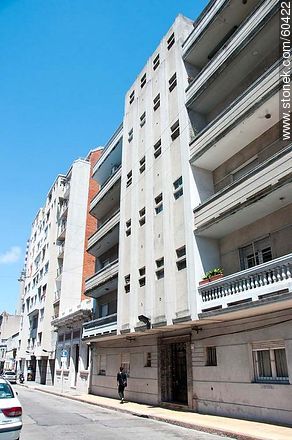 Calle Carlos Roxlo y Guayabo - Departamento de Montevideo - URUGUAY. Foto No. 60422