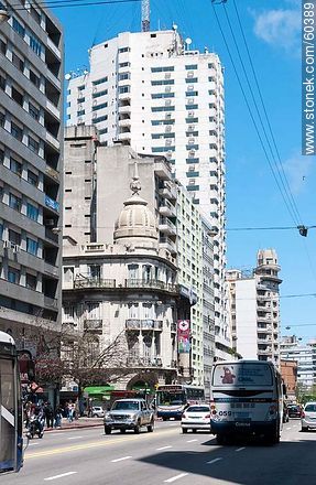 Corner of 18 Julio and Vazquez streets - Department of Montevideo - URUGUAY. Foto No. 60389