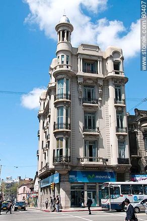 Antiguo edificio en la avenida 18 de Julio esquina Minas - Departamento de Montevideo - URUGUAY. Foto No. 60407