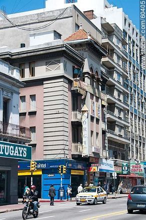 Antiguo edificio en la esquina de 18 de Julio y Carlos Roxlo - Departamento de Montevideo - URUGUAY. Foto No. 60405
