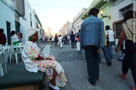 Un descanso antes del largo desfile - Departamento de Montevideo - URUGUAY. Foto No. 60524