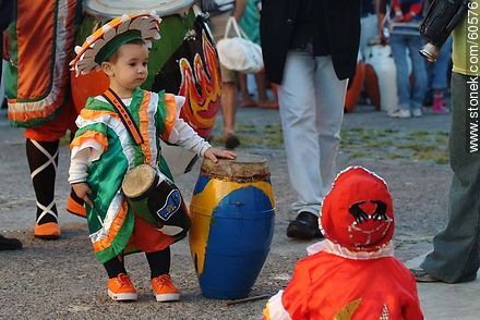Niños con sus tambores listos para el desfile - Departamento de Montevideo - URUGUAY. Foto No. 60576