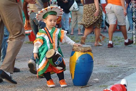 Child concentrate with his drum ready for the parade - Department of Montevideo - URUGUAY. Foto No. 60578