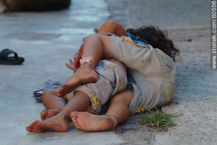 Niños jugando en la calle - Departamento de Montevideo - URUGUAY. Foto No. 60556