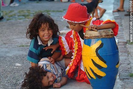 Niños jugando en la calle - Departamento de Montevideo - URUGUAY. Foto No. 60558
