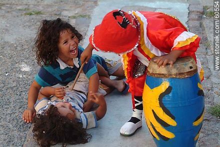 Niños jugando en la calle - Departamento de Montevideo - URUGUAY. Foto No. 60554