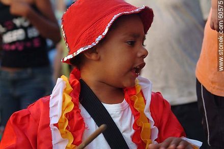 Niño candombero pronto para el desfile - Departamento de Montevideo - URUGUAY. Foto No. 60575