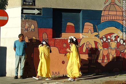 Mujeres vestidas de amarillo - Departamento de Montevideo - URUGUAY. Foto No. 60534