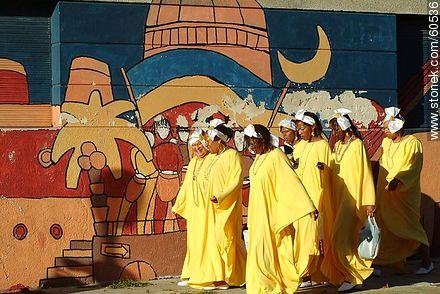 Mujeres vestidas de amarillo - Departamento de Montevideo - URUGUAY. Foto No. 60536