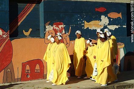 Mujeres vestidas de amarillo - Departamento de Montevideo - URUGUAY. Foto No. 60538