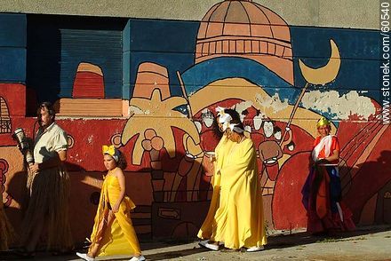 Mujeres vestidas de amarillo - Departamento de Montevideo - URUGUAY. Foto No. 60540
