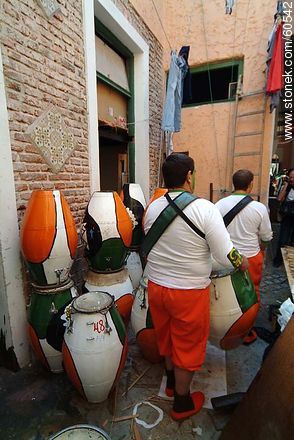 Aprontando los tambores para el desfile de Llamadas - Departamento de Montevideo - URUGUAY. Foto No. 60542