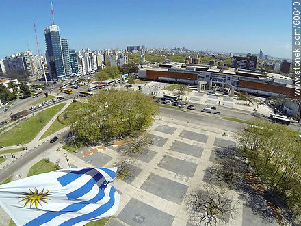 Bandera uruguaya desde lo alto en Tres Cruces - Departamento de Montevideo - URUGUAY. Foto No. 60640