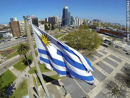 Bandera uruguaya desde lo alto en Tres Cruces - Departamento de Montevideo - URUGUAY. Foto No. 60644