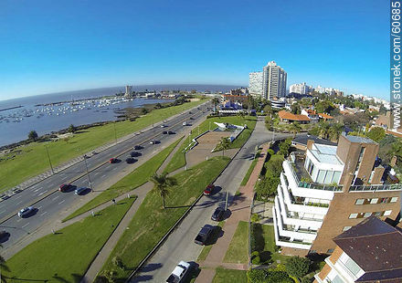 Vista aérea baja de la Plaza Armenia. Rambla Armenia y calle Tomás de Tezanos - Departamento de Montevideo - URUGUAY. Foto No. 60685