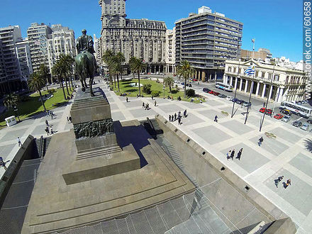 Vista aérea de la plaza Independencia. Monumento a Artigas - Departamento de Montevideo - URUGUAY. Foto No. 60658
