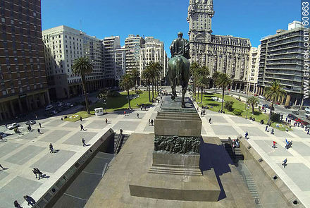 Aerial view of Independence Square. Monument to Artigas - Department of Montevideo - URUGUAY. Foto No. 60663