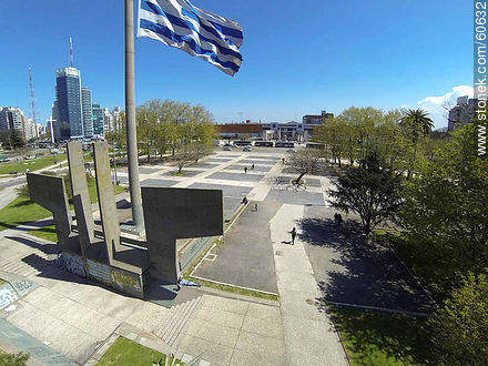 Bandera uruguaya desde lo alto en Tres Cruces - Departamento de Montevideo - URUGUAY. Foto No. 60632