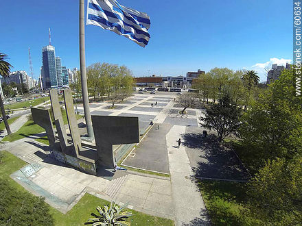 Bandera uruguaya desde lo alto en Tres Cruces - Departamento de Montevideo - URUGUAY. Foto No. 60634