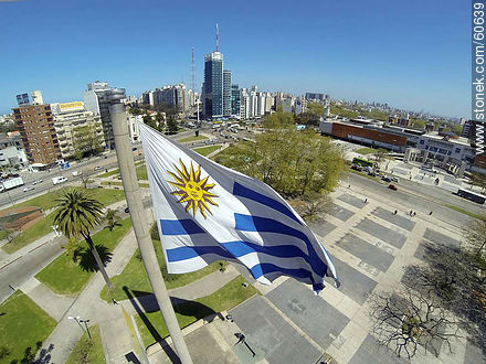 Bandera uruguaya desde lo alto en Tres Cruces - Departamento de Montevideo - URUGUAY. Foto No. 60639