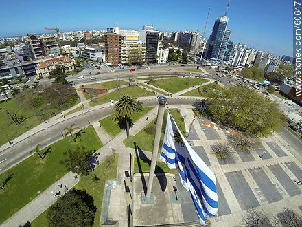 Bandera uruguaya desde lo alto en Tres Cruces - Departamento de Montevideo - URUGUAY. Foto No. 60647