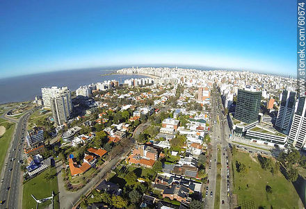 Vista aérea de las residencias comprendidas entre la rambla Armenia y la calle 26 de Marzo - Departamento de Montevideo - URUGUAY. Foto No. 60674