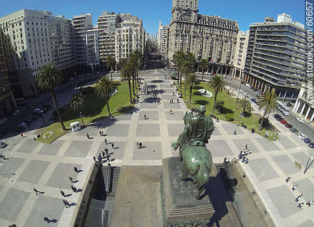 Vista aérea de la plaza Independencia. Monumento a Artigas - Departamento de Montevideo - URUGUAY. Foto No. 60657