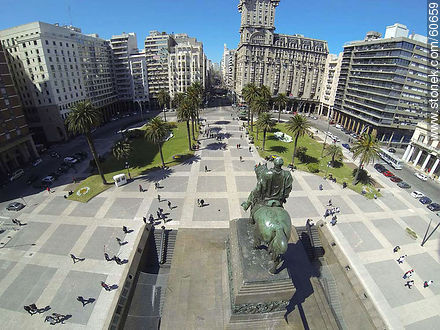 Vista aérea de la plaza Independencia. Monumento a Artigas - Departamento de Montevideo - URUGUAY. Foto No. 60659