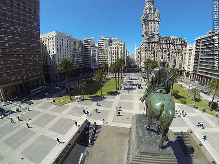 Vista aérea de la plaza Independencia. Monumento a Artigas - Departamento de Montevideo - URUGUAY. Foto No. 60653