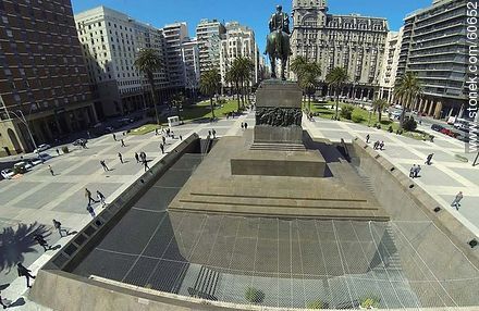 Vista aérea de la plaza Independencia. Monumento a Artigas - Departamento de Montevideo - URUGUAY. Foto No. 60652