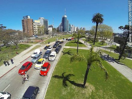 Traffic on 8 de Octubre Avenue - Department of Montevideo - URUGUAY. Foto No. 60627
