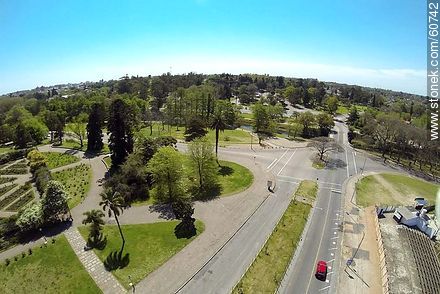 Vista aérea del parque del Prado. Cruce de las avenidas Buschental, Delmira Agustini y Atilio Pelosi. Puente sobre el arroyo Miguelete - Departamento de Montevideo - URUGUAY. Foto No. 60742