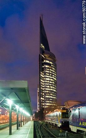 Torre de Antel en la noche desde la Estación Central de Trenes - Departamento de Montevideo - URUGUAY. Foto No. 60779