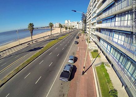 Playa Pocitos y Rambla Rep. del Perú. Foto de altura sobre la vereda opuesta a la playa - Departamento de Montevideo - URUGUAY. Foto No. 60839