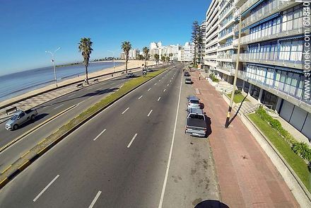 Playa Pocitos y Rambla Rep. del Perú. Foto de altura sobre la vereda opuesta a la playa - Departamento de Montevideo - URUGUAY. Foto No. 60840