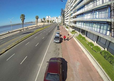 Playa Pocitos y Rambla Rep. del Perú. Foto de altura sobre la vereda opuesta a la playa - Departamento de Montevideo - URUGUAY. Foto No. 60842