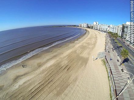 Pocitos beach and Rambla Rep. del Perú.  - Department of Montevideo - URUGUAY. Photo #60868