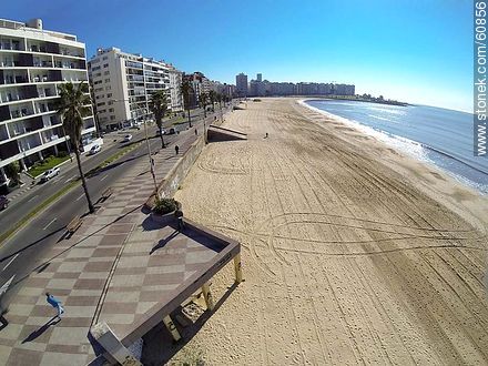 Pocitos beach and Rambla Rep. del Perú.  - Department of Montevideo - URUGUAY. Photo #60856