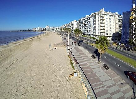 Pocitos beach and Rambla Rep. del Perú.  - Department of Montevideo - URUGUAY. Photo #60869