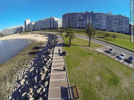 Espacio Libre Primo Levi. Paseo peatonal. Playa Pocitos y Rambla Rep. del Perú - Departamento de Montevideo - URUGUAY. Foto No. 60845