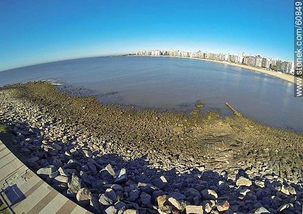 Las rocas de la playa Pocitos - Departamento de Montevideo - URUGUAY. Foto No. 60849
