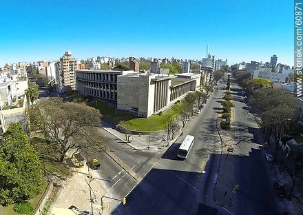 Vista aérea de Bulevar Artigas mirando al norte. Esquina con Bulevar España. Facultad de Arquitectura - Departamento de Montevideo - URUGUAY. Foto No. 60871