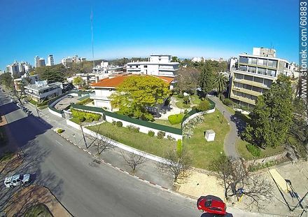 Vista aérea de la Embajada y consulado de Japón. Plazuela de los Arquitectos en la esquina de los bulevares Artigas y España - Departamento de Montevideo - URUGUAY. Foto No. 60883