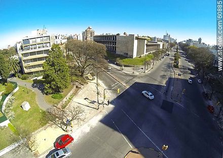 Vista aérea de Bulevar Artigas mirando al norte. Esquina con Bulevar España - Departamento de Montevideo - URUGUAY. Foto No. 60885
