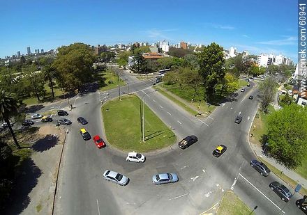 Foto aérea del cruce de las avenidas Ricaldoni, Ponce y Soca. Plaza de los Héroes de la Independencia. - Departamento de Montevideo - URUGUAY. Foto No. 60941